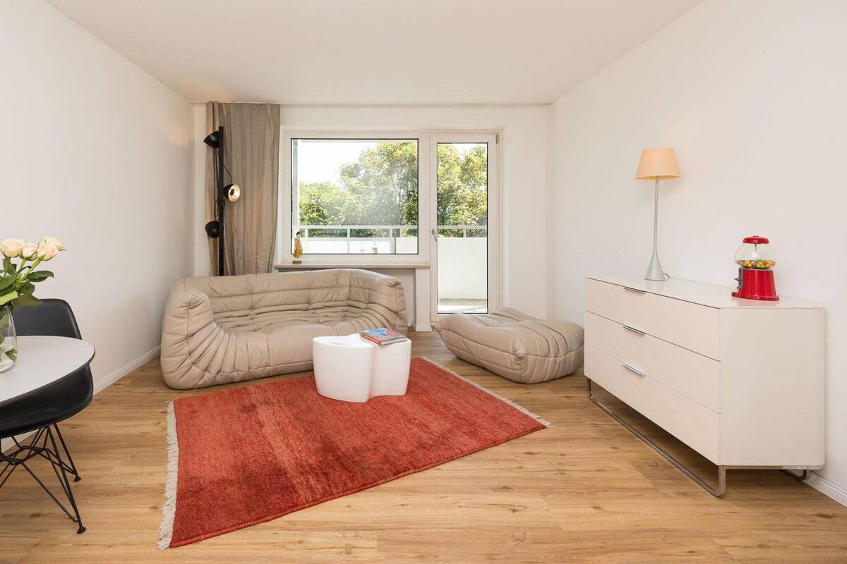 Sofort einziehen & wohlfühlen: Sanierte 1,5-Zimmer-Wohnung mit Balkon in Bogenhausen – 81927 München – Bild 1 von 9