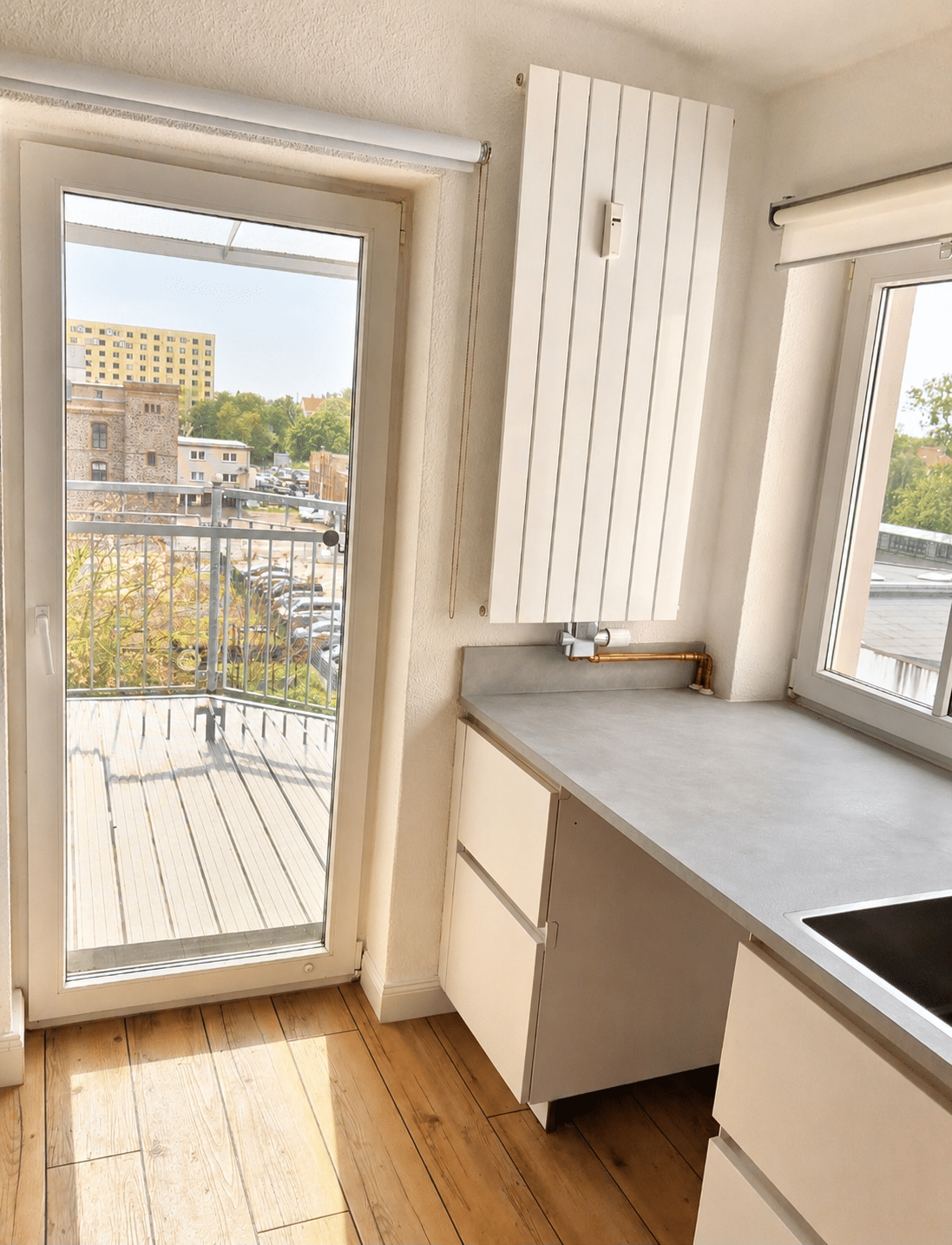 *ERSTBEZUG NACH SANIERUNG * SCHICKE 3-RAUM-WOHNUNG MIT BALKON, EINBAUKÜCHE UND STELLPLATZ – Magdeburg – Vorschaubild 2