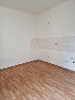Charmante Zweiraumwohnung mit Balkon ! – 8451 Crimmitschau – Vorschaubild 4
