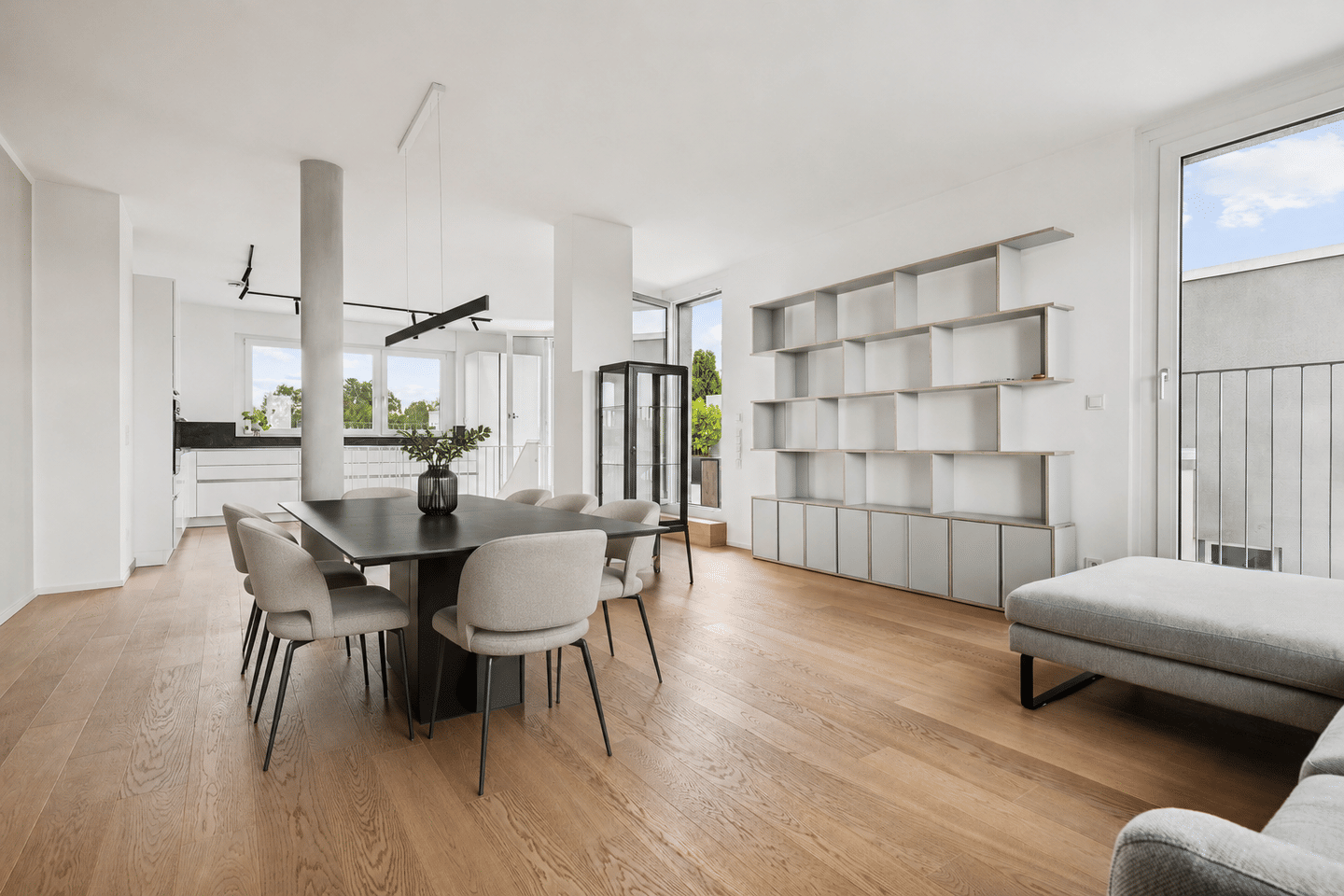 Modernes Penthouse mit exklusiver Möblierung – München – Vorschaubild 3