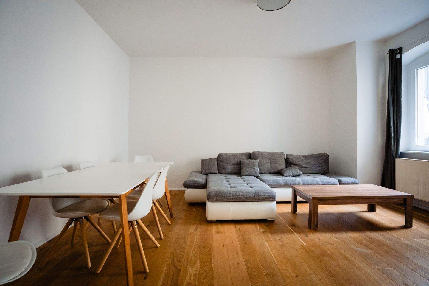 Großzügige, renovierte Altbauwohnung mit großem Balkon im begehrten Samariterkiez. – Berlin – Vorschaubild 4