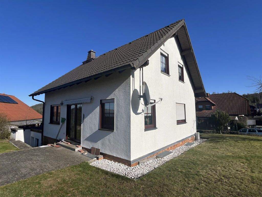 / Attraktives Familienhaus mit großem Grundstück! – Bromskirchen – Bild 1 von 8