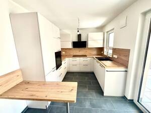 3 Zimmer mit Einbauküche, Tageslichbad, Gäste-WC, Keller und Lift – 65189 Wiesbaden – Vorschaubild 3