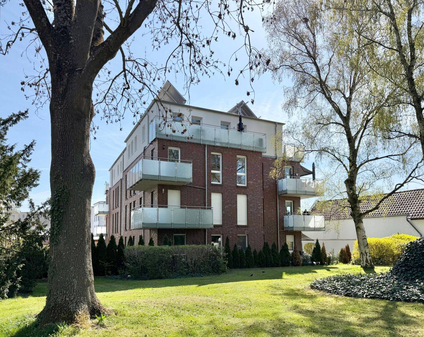 Moderne + komfortable 2-Zimmer-Wohnung mit sonnigem Balkon & schönem Ausblick in guter Lage – Salzgitter – Bild 1 von 9
