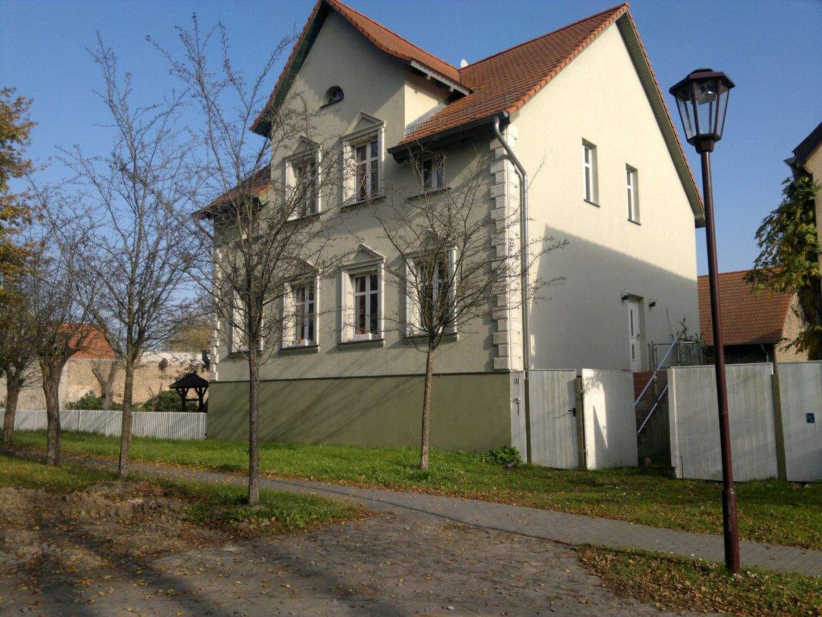 Vollvermietetes modernisiertes Herrenhaus mit 5,1% Rendite in gefragter Wohnlage – Oranienburg – Bild 1 von 9