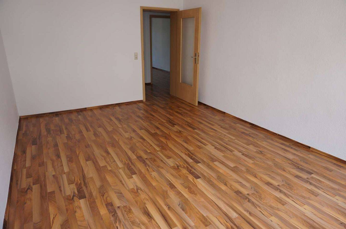 2. OG / Balkon und Laminat / EBK inkl. - frei ab 1.8.26 – Chemnitz – Vorschaubild 2