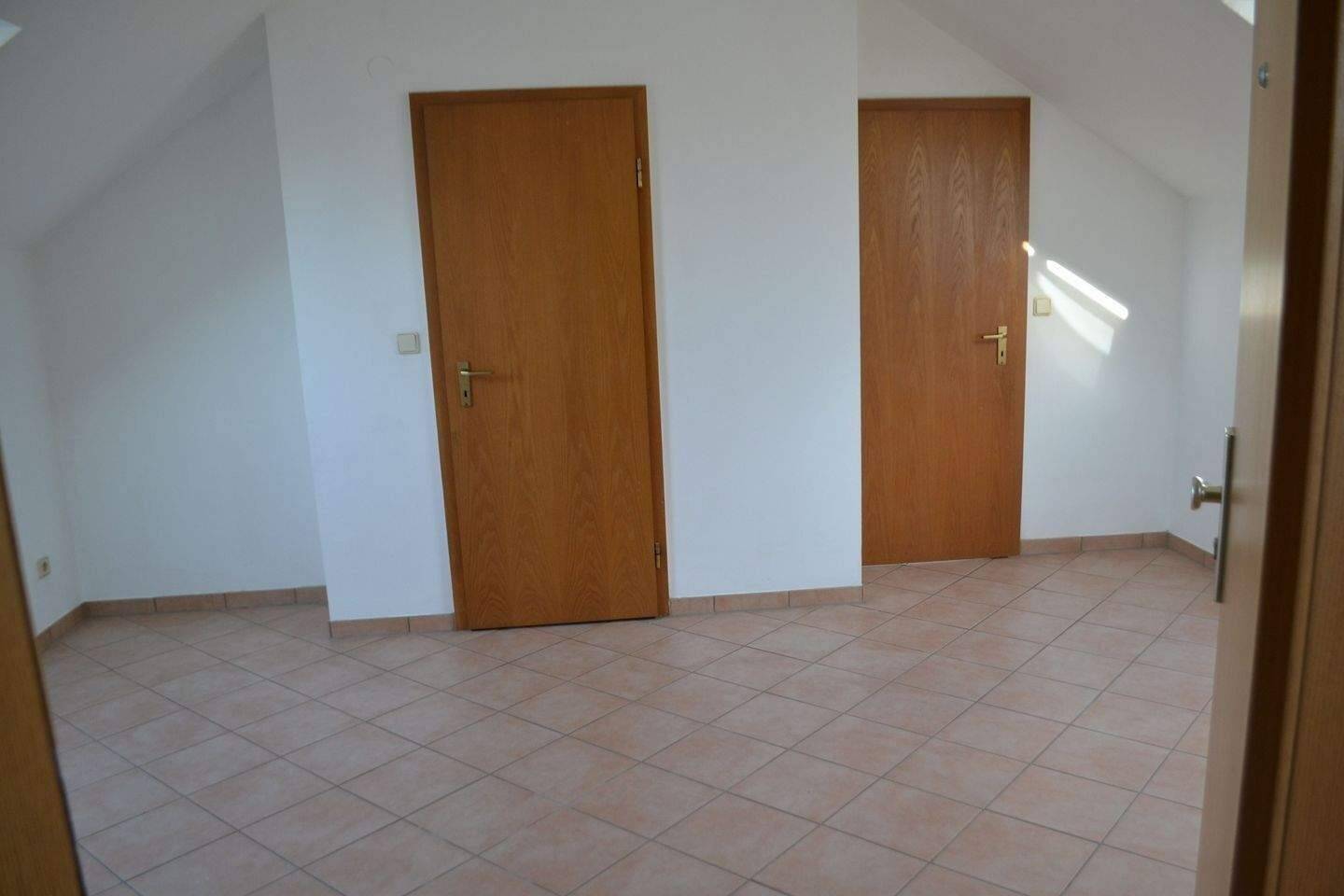 Lichtdurchflutete 2-Zimmer-Dachgeschosswohnung in Nürnberg-Fischbach – Nürnberg – Vorschaubild 3