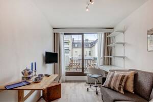 Maxvorstadt: Amalienstraße, Kleines Refugium mit Dachterrasse und Tiefgarage - frei ab 10/26 – 80799 München – Vorschaubild 2