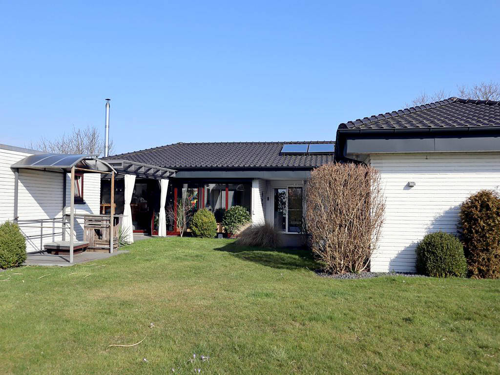 Gepflegtes 5-Zimmer-Bungalow mit wunderschönem Garten, Kamin und Garage! – Cuxhaven – Bild 1 von 8