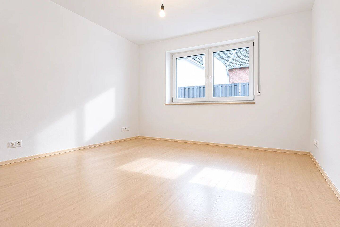 Attraktive Erdgeschoß-Wohnung in kleinem Zweiparteienhaus | Tageslichtbad | Terrasse |PKW-Stellplatz – Köln – Vorschaubild 3