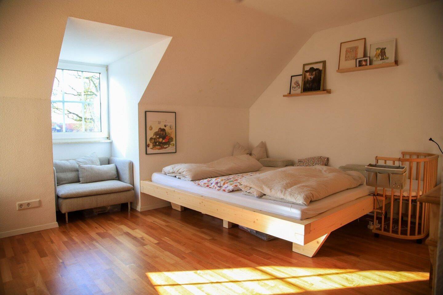 Möblierte 3-Zimmer-Wohnung (113 m²) mit Garten & Süd-Loggia + Carport – Bergkirchviertel – 1 Jahr befristet – Erlangen – Vorschaubild 8