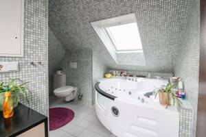 Altbau trifft Wohnkomfort: Maisonette mit Aufzug, TG-Stellplatz in zentraler Lage von Stuttgart – 70174 Stuttgart – Vorschaubild 6