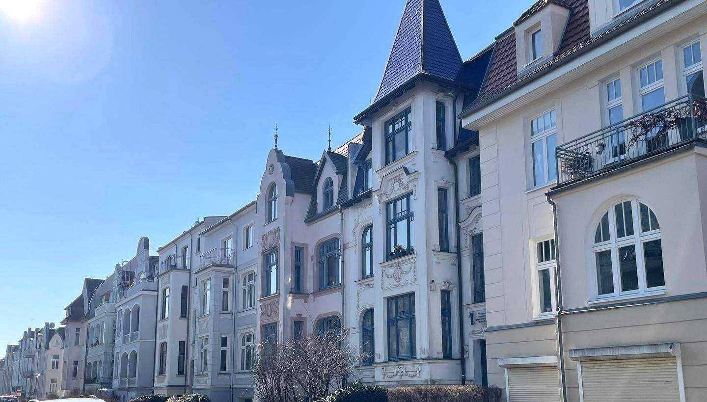Besonders wohnen! 4 Zimmer, Bahnhofsviertel, Dielenböden, 3,60m hohe Decken, Kamin! – Rostock – Vorschaubild 3