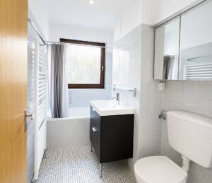 Wiesbaden-Delkenheim: Großzügige 2 ZKB mit Wohnküche, Loggia und Aufzug – 65205 Wiesbaden – Vorschaubild 4