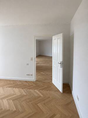 Gestalten Sie Ihren Altbau-Traum: 3-4 Zimmer, Sanierung inkl. & Südwest-Balkon I nahe Volkspark – 10249 Berlin – Vorschaubild 3