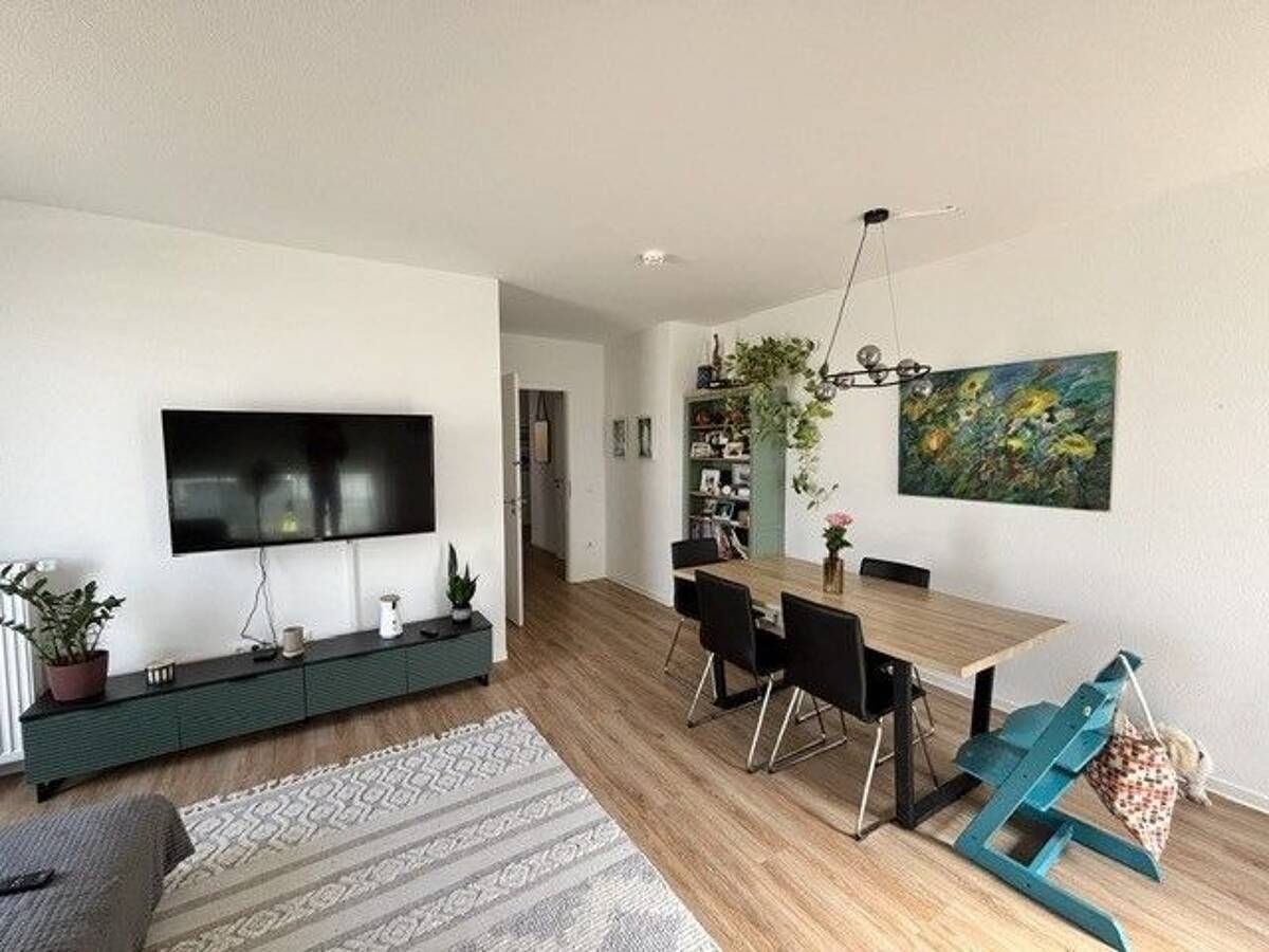 Neubau-Zweitbezug! Große 4-Zimmer-Wohnung mit Balkon! – 60437 Frankfurt am Main – Bild 1 von 9