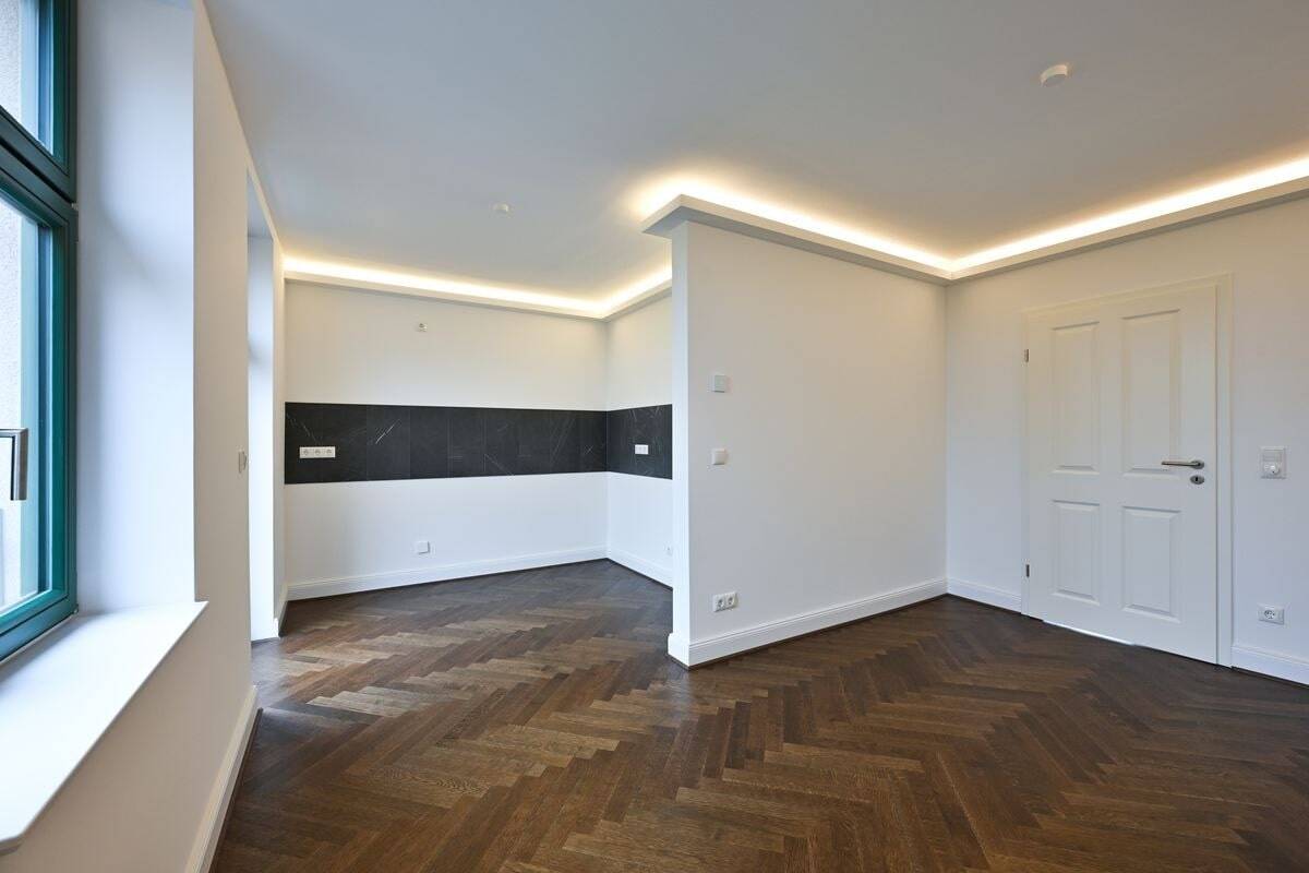 Ganz oben! + Erstbezug im Dach + Parkett & Fußbodenheizung + Balkon + tolles Bad + LED-Licht