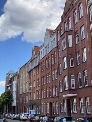 Sofortbezug! Helle 5-Zimmer-Altbauwohnung m. Balkon über den Dächern von Kiel zu kaufen.