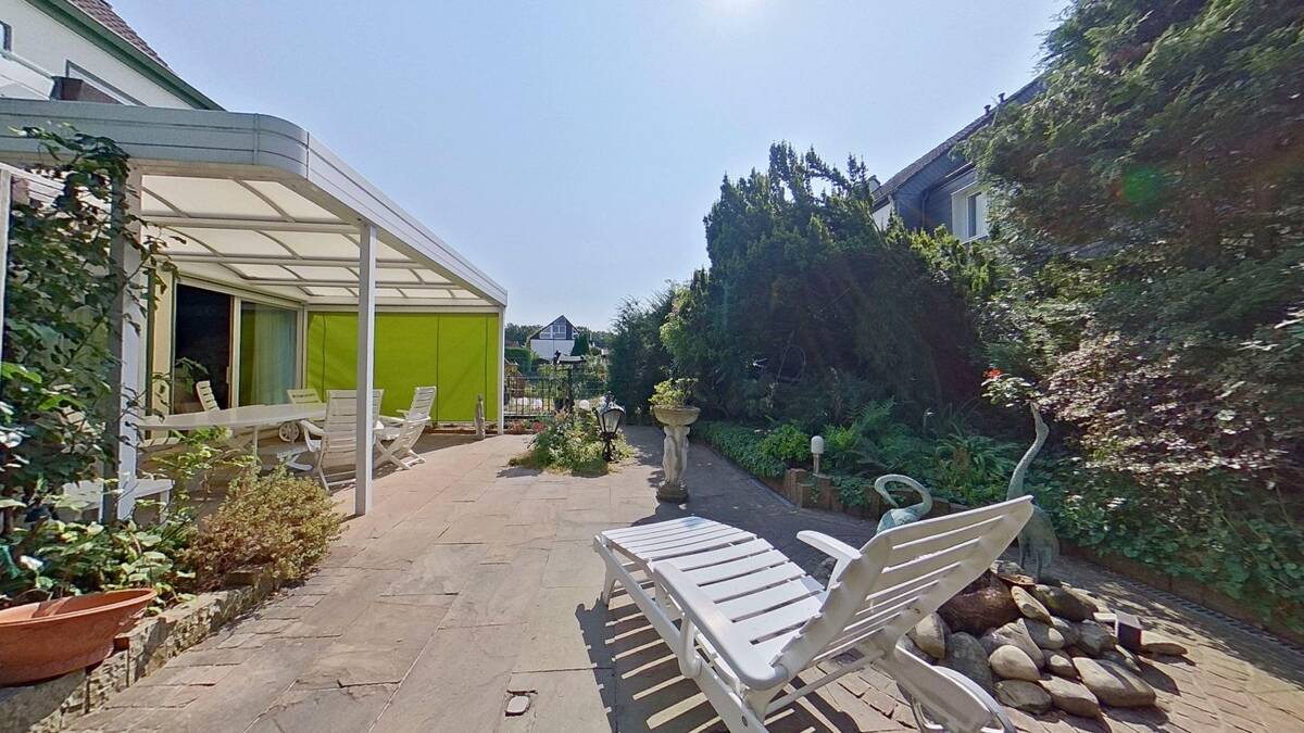 Besondere Wohnqualität am grünen Rand von RS-Lüttringhausen - stilvolles Reihenendhaus für die ganze Familie – 42899 Remscheid – Bild 1 von 9