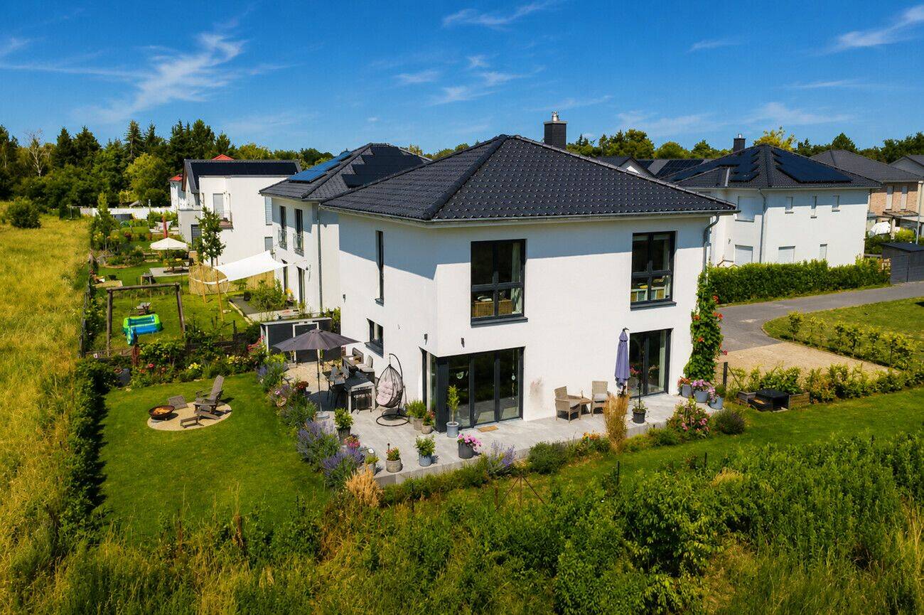 Moderne Stadtvilla mit hochwertiger Ausstattung auf Traumgrundstück in direkter Feldrandlage
