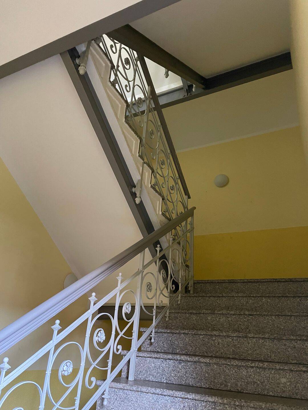 Großzügige 4-Raum-Wohnung (WG-geeignet) mit Balkon in Innenhof, Badezimmer, Abstellraum und Keller – Chemnitz – Vorschaubild 4