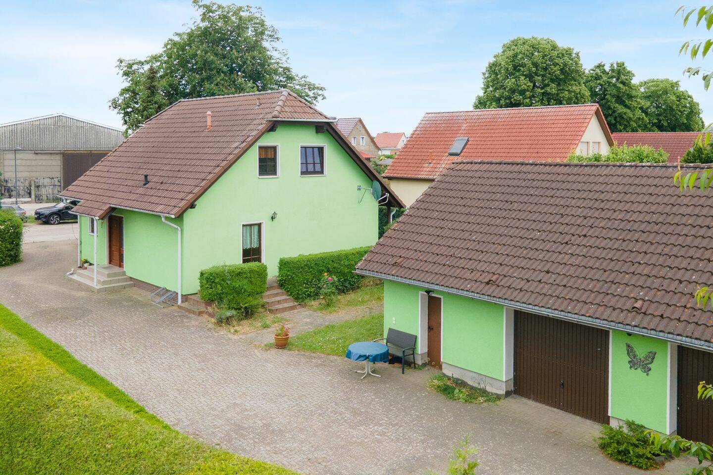 Mit Einbauküche, Fußbodenheizung, Rollläden, Garagen u.v.m.: Landhaus-Einfamilienhaus in Reichenberg