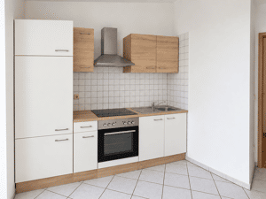 3-Zimmer-Whg mit BALKON, EBK, Laminat, Badewanne, ab sofort