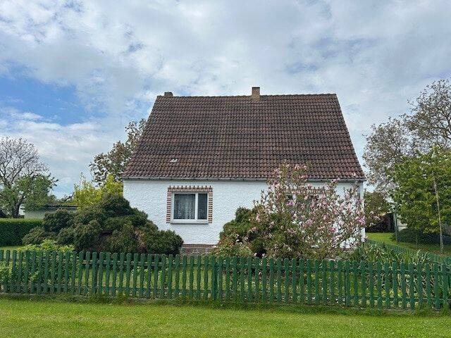 Kleines, gemütliches Einfamilienhaus mit großem Garten! – Iven – Bild 1 von 9