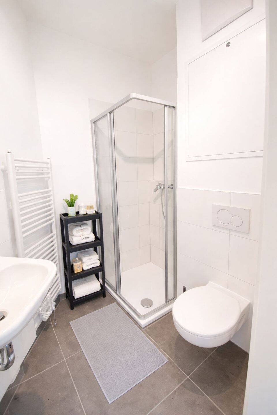 Mitten in STUTTGART ! Wunderschöne vollmöbilierte Studioapartments zur Miete – Stuttgart – Vorschaubild 2