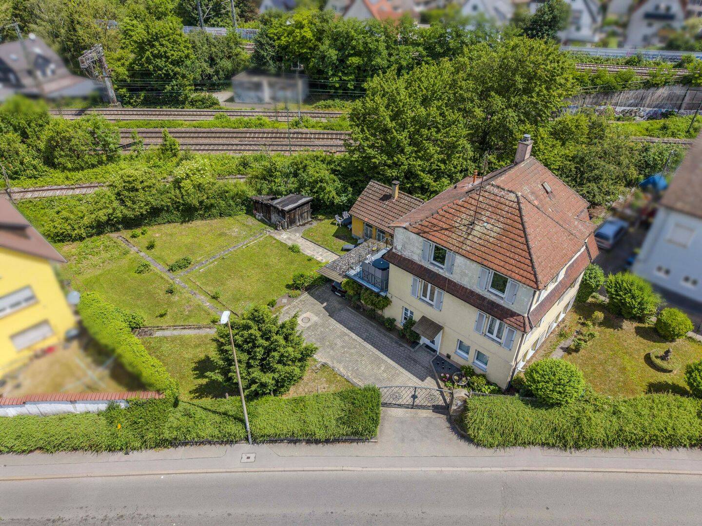 Freiraum & Möglichkeiten: Freistehendes MFH mit großem Garten und Entwicklungspotenzial