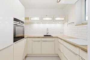 Helle 2,5-Zimmer-Wohnung mit großem Südwestbalkon und EBK – 81241 München – Vorschaubild 2