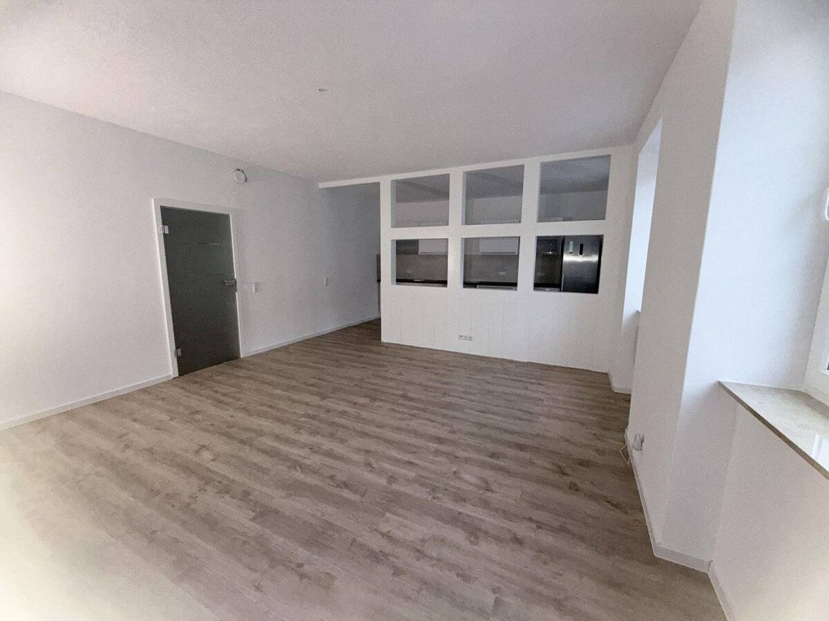 Frisch sanierte 2-Raum-Wohnung mit Einbauküche, Bad mit Wanne, & Carport-Stellplatz – 6246 Bad Lauchstädt – Bild 1 von 9