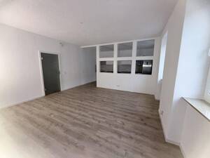 Frisch sanierte 2-Raum-Wohnung mit Einbauküche, Bad mit Wanne, & Carport-Stellplatz