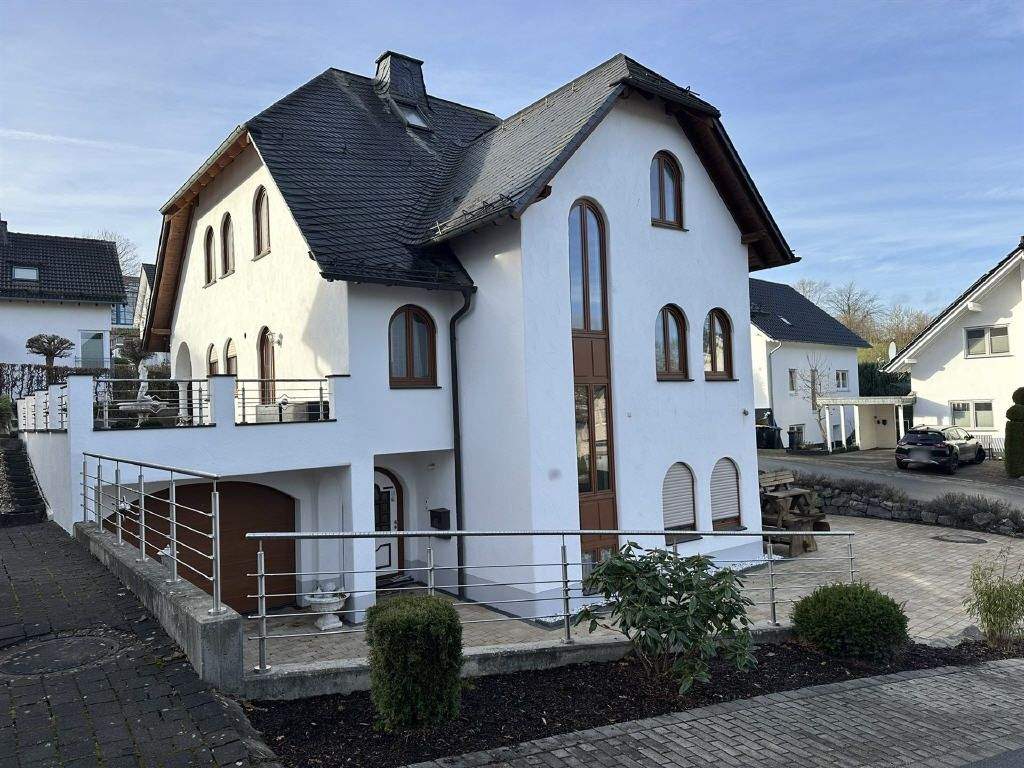 / Stilvolles Einfamilienhaus mit Einliegerwohnung in Meschede-Süd! – Meschede – Bild 1 von 2