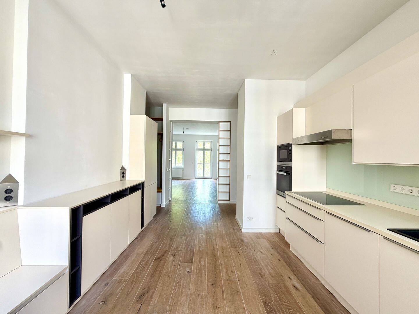 Kernsanierter Altbau mit maßgefertigten Einbauschränken, 2 Balkonen, TG-Stellplatz und Aufzug – Berlin – Vorschaubild 4
