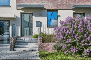 + Großzügige 2-Zimmer-Wohnung mit eigenem Eingang und Terrasse +