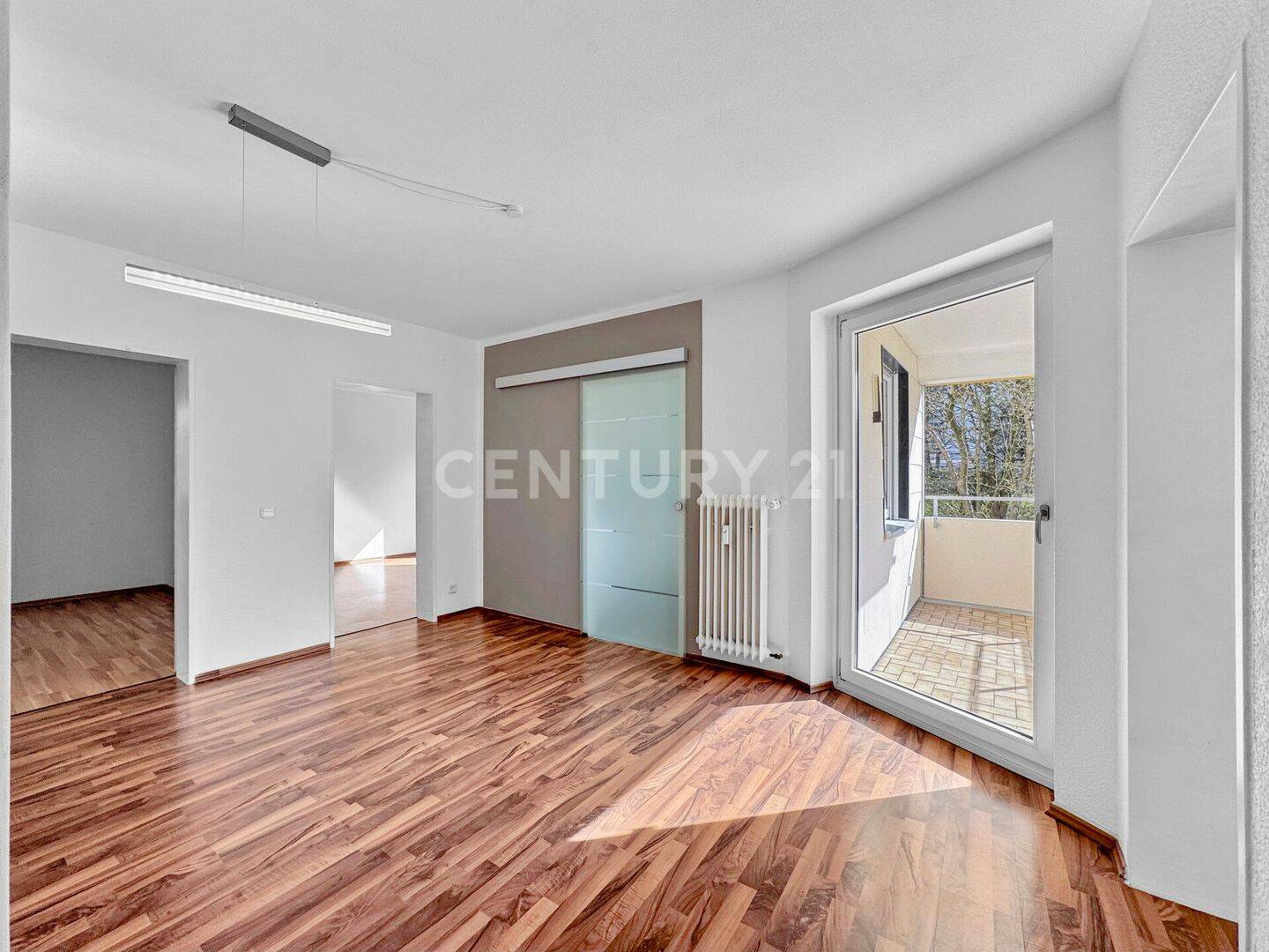 Sofort bezugsfertig! Helle 3-Zimmer-Wohnung mit durchdachtem Raumkonzept, Balkon und Stellplatz – Regensburg – Vorschaubild 3