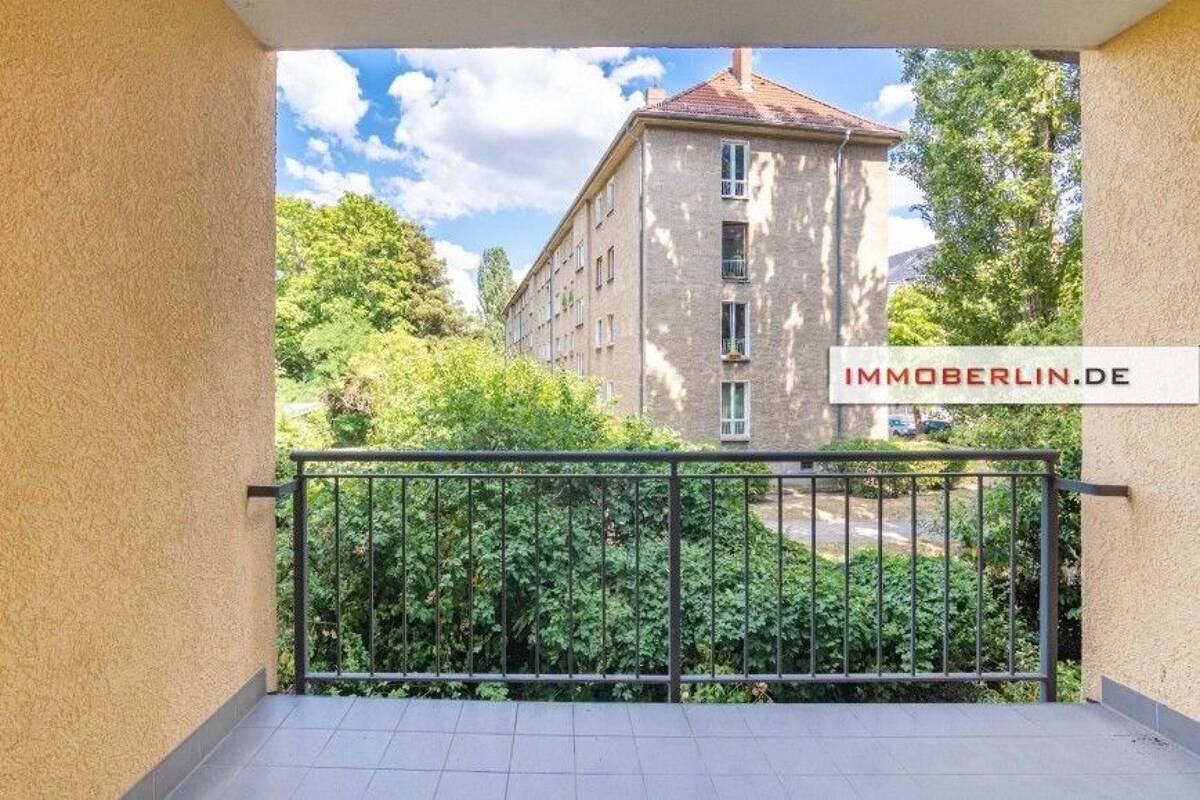IMMOBERLIN.DE - Sehr attraktive Wohnung mit Loggia in Ruhelage nahe Antonplatz – 13088 Berlin – Bild 1 von 9