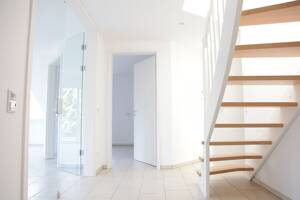 Modernes Wohnen mit Weitblick: Stilvolle Maisonette-Wohnung – 33619 Bielefeld – Vorschaubild 3