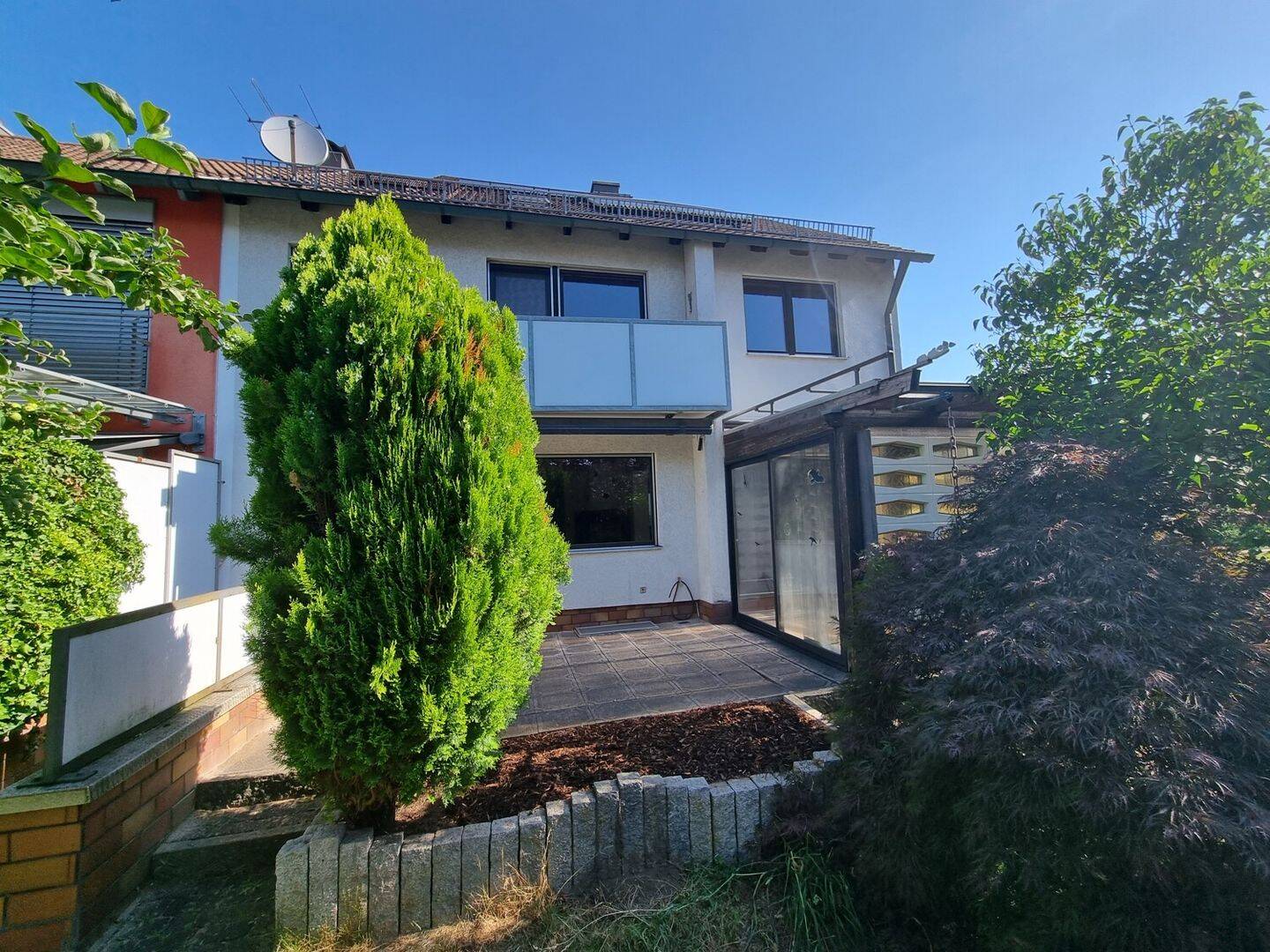 Sonnendurchflutetes XXL-Reiheneckhaus mit großer Garage in ruhiger Altdorf-Wohnlage – Altdorf bei Nürnberg – Vorschaubild 2