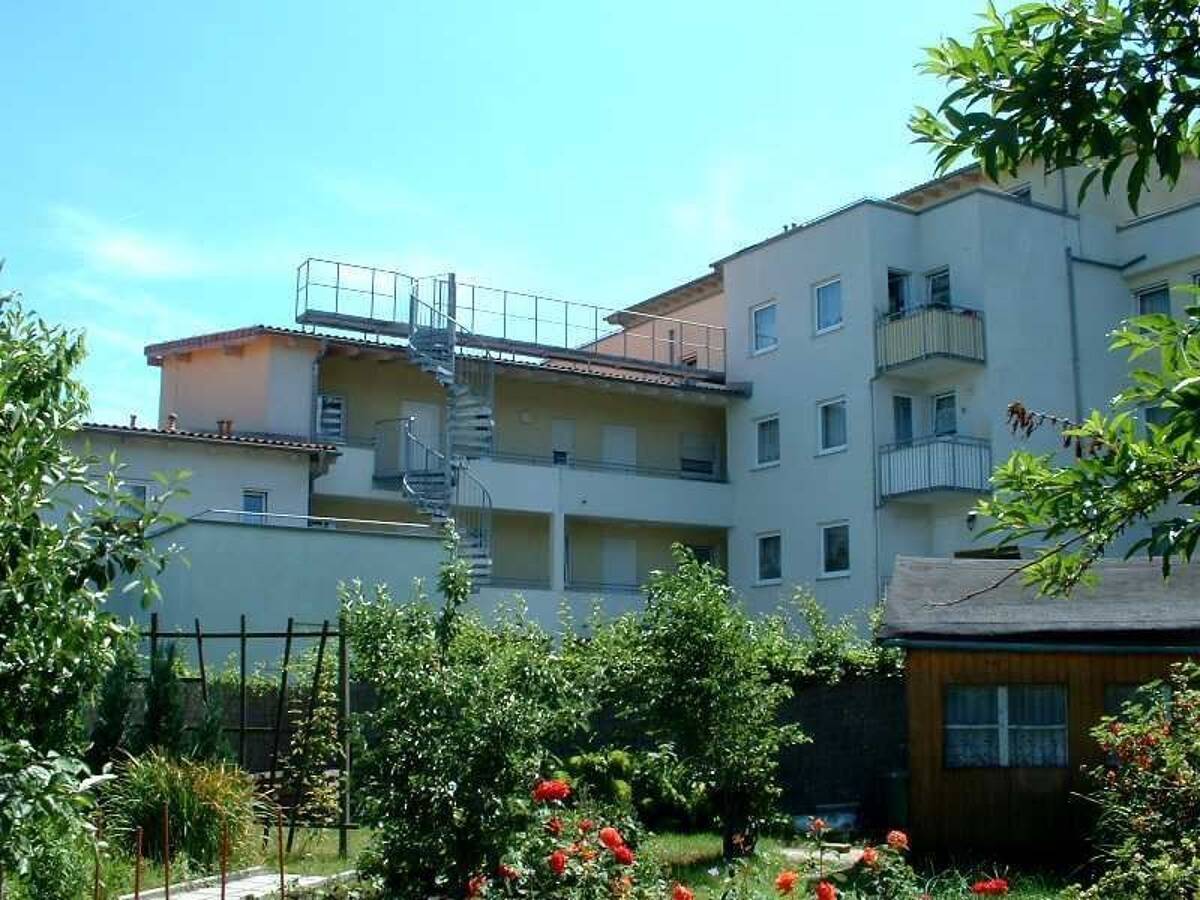 Gepflegte Dachterrassenwohnung mit Tiefgaragenstellplatz in grüner Umgebung – 4318 Leipzig – Bild 1 von 2