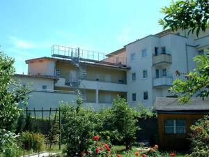 Gepflegte Dachterrassenwohnung mit Tiefgaragenstellplatz in grüner Umgebung – 4318 Leipzig – Vorschaubild 1