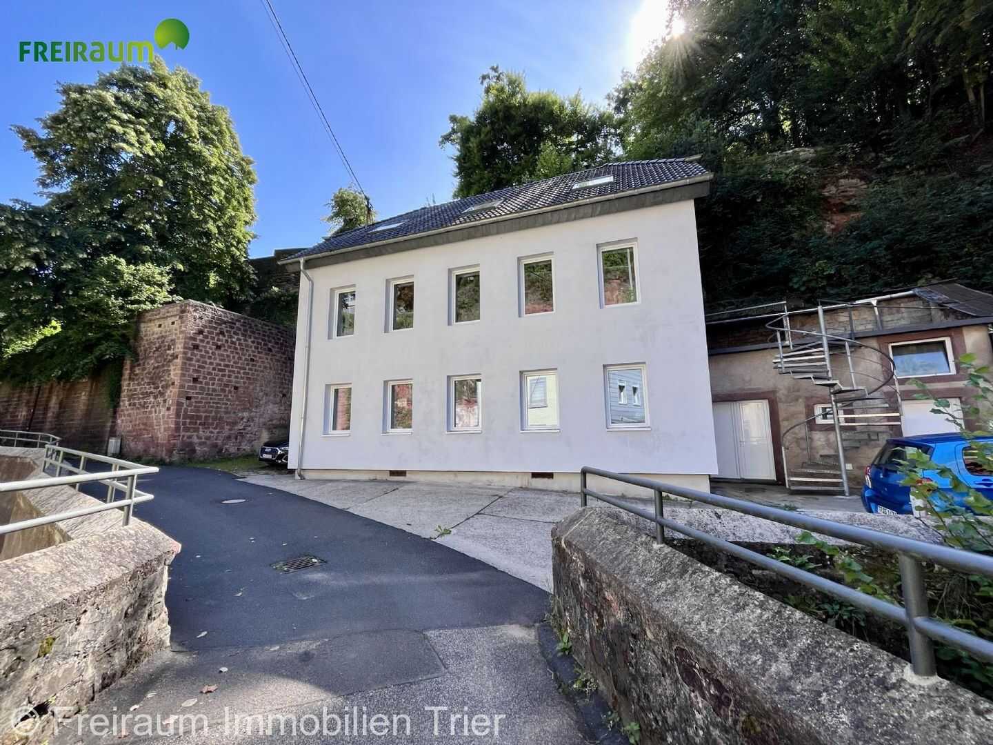 Individuell und hochwertig! Zweiparteien Energieeffizienzhaus in besonderer Lage, mit solide vermieteter Einliegerwohnung..