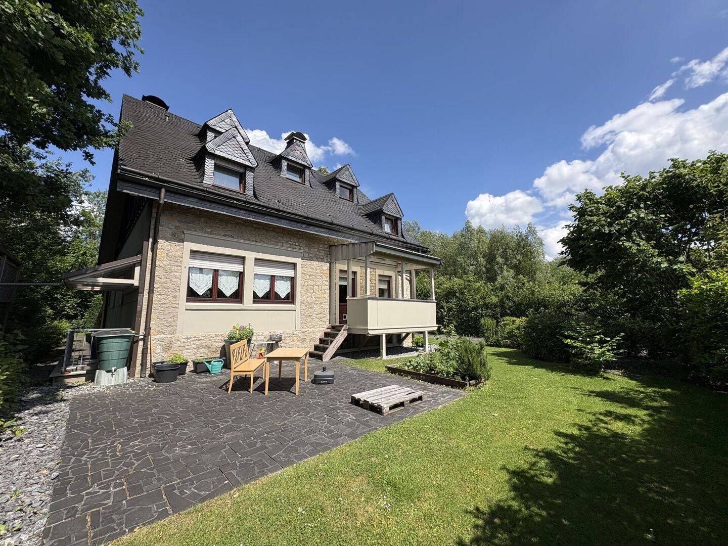 Seltenes Ensemble: Modernisiertes Wohnhaus mit Gewerbehalle! – Detmold – Vorschaubild 2