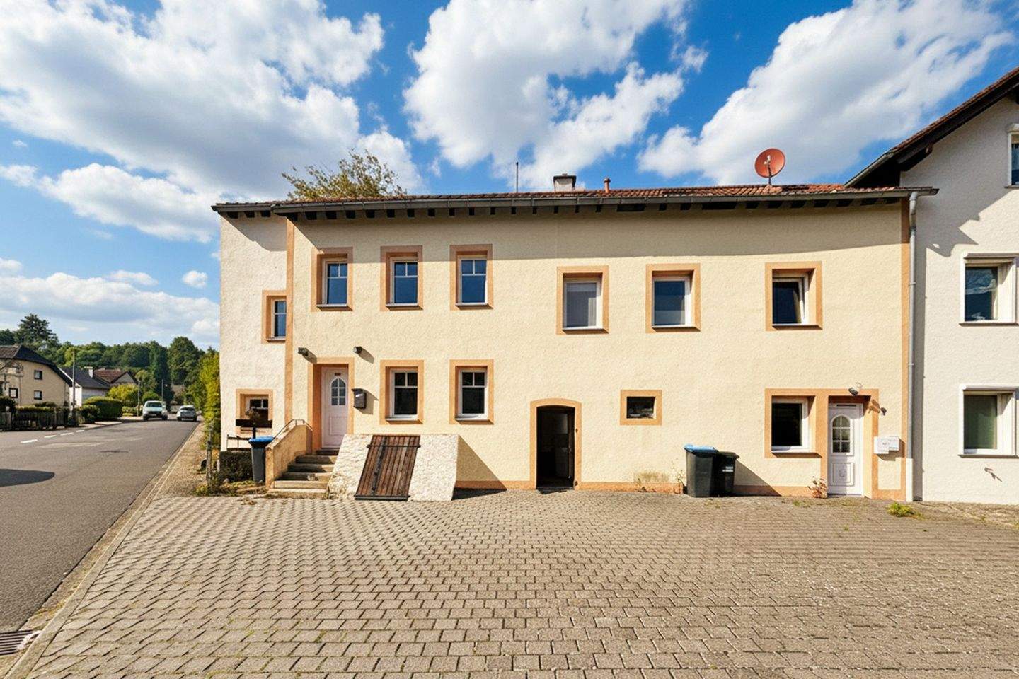 Einfamilienhaus + zwei ca. 50 m² große Wohnungen in attraktiver Lage + top Anbindung nach Luxemburg! – Trierweiler – Vorschaubild 2