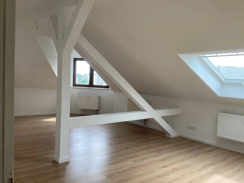 Großzügige Dachgeschoßwohnung mit Einbauküche!