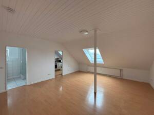 Frisch renovierte 2-Zimmer-Dachgeschosswohnung mit Einbauküche – 55127 Mainz – Vorschaubild 3
