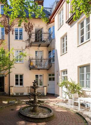 Jugendstiljuwel in Bestlage Maxvorstadt: 4-Zi.-Maisonettewhg. (RGB im DG) mit Balkon & Dachterrasse.