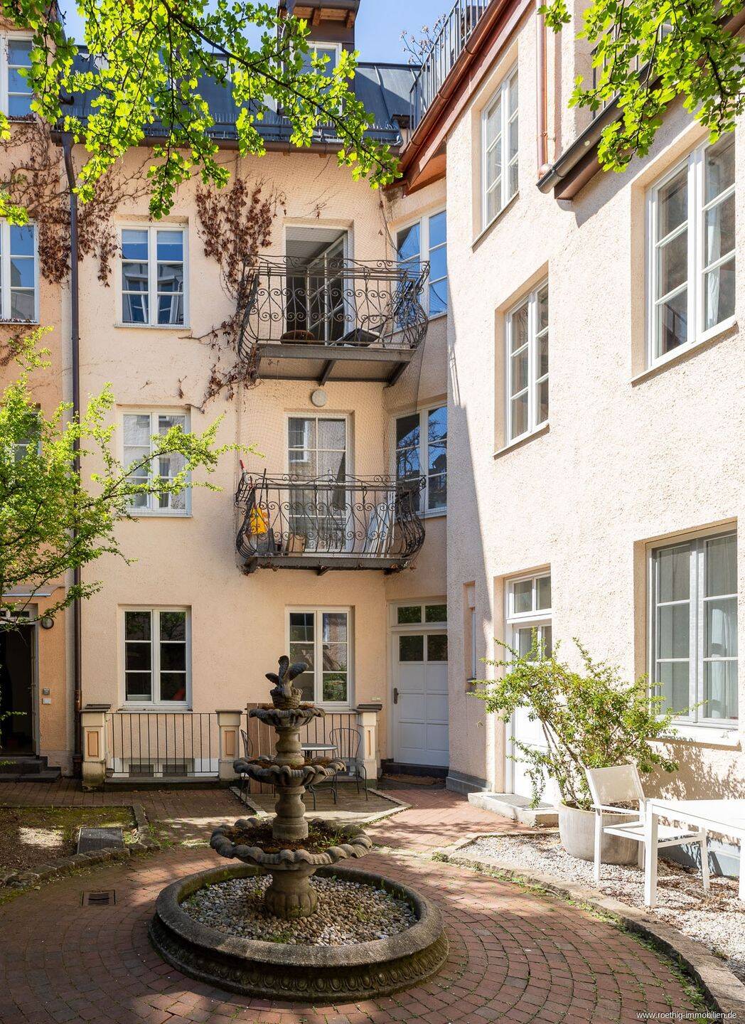 Jugendstiljuwel in Bestlage Maxvorstadt: 4-Zi.-Maisonettewhg. (RGB im DG) mit Balkon & Dachterrasse.