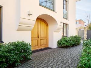 Architektonisches Unikat: Luxuriöse Altbauvilla mit Einliegerwohnung & Salzwasseraußenpool – 14169 Berlin – Vorschaubild 2